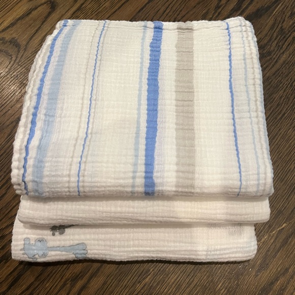 Bundle of 4 ‘Aden + Anais’ Beautiful Baby Swaddles! - Picture 3 of 14